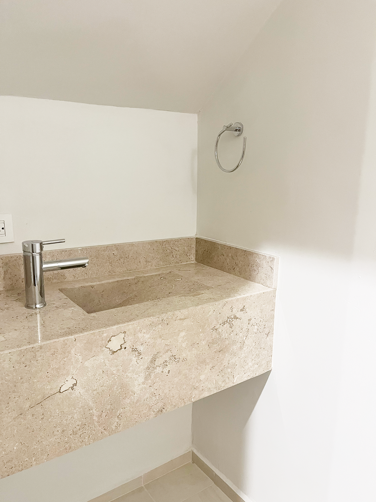 13 of 24: Medio Baño