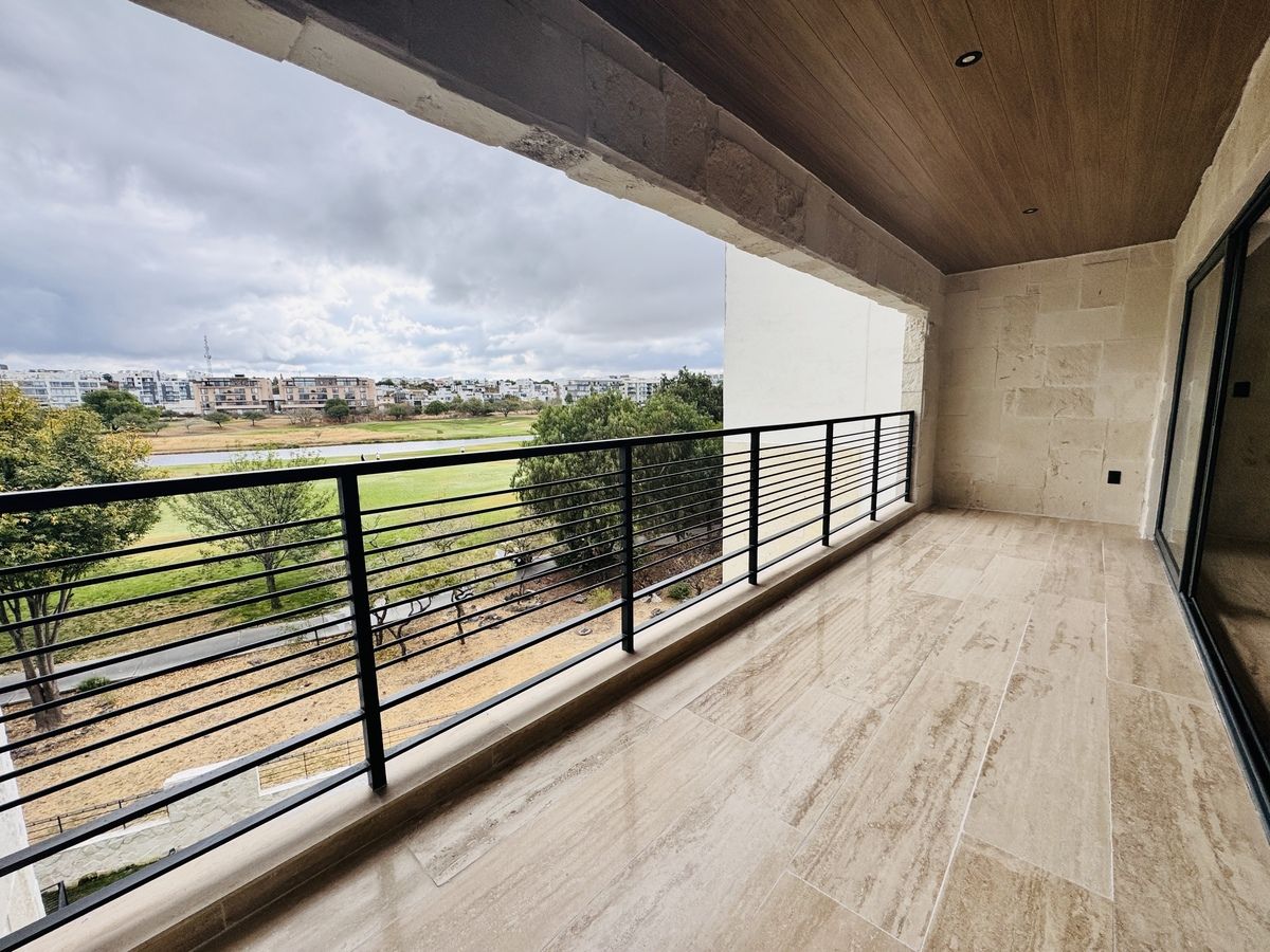 7 of 37: balcon privado con vista al golf