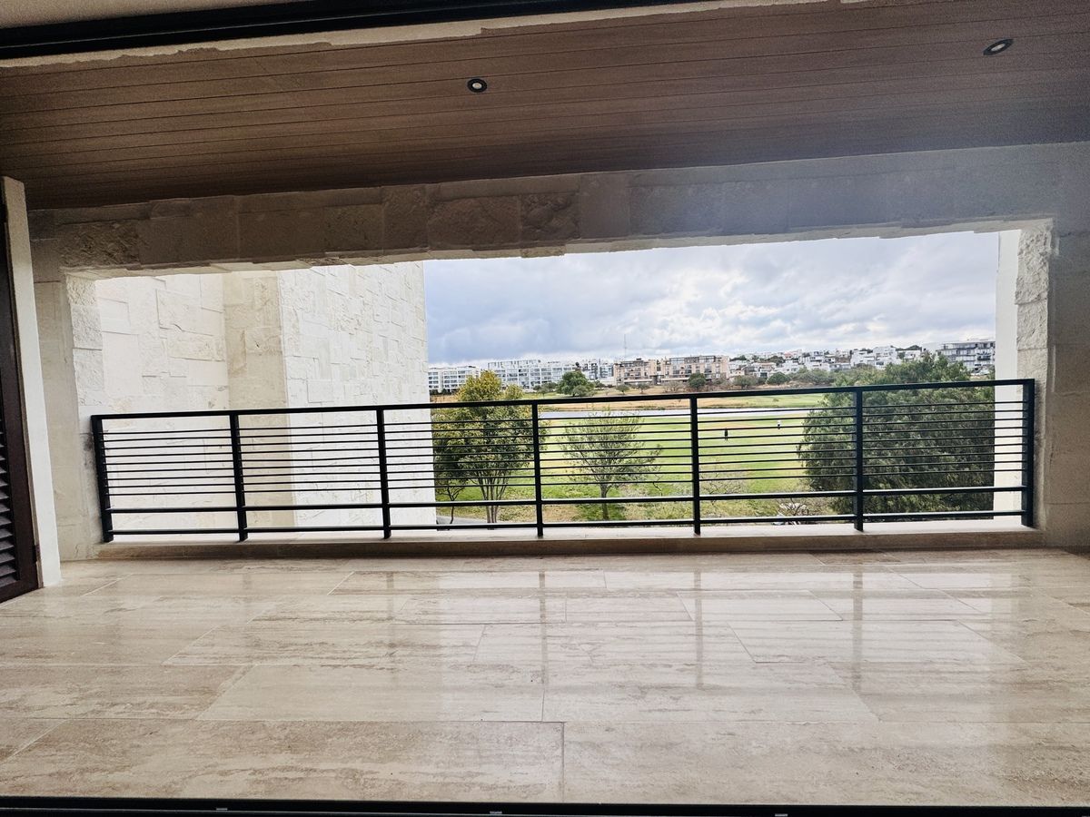 6 of 37: balcon privado con  vista al golf