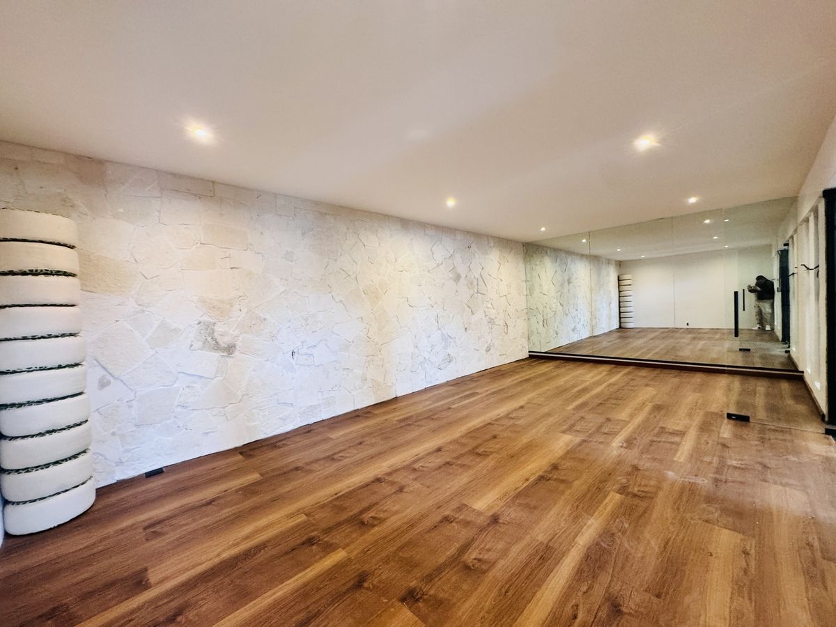 19 of 37: SALON DE YOGA