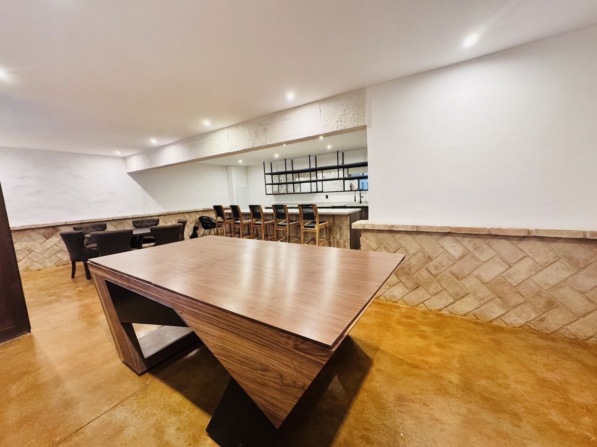 21 of 37: SALON DE JUEGOS CON MESA DE BILLAR