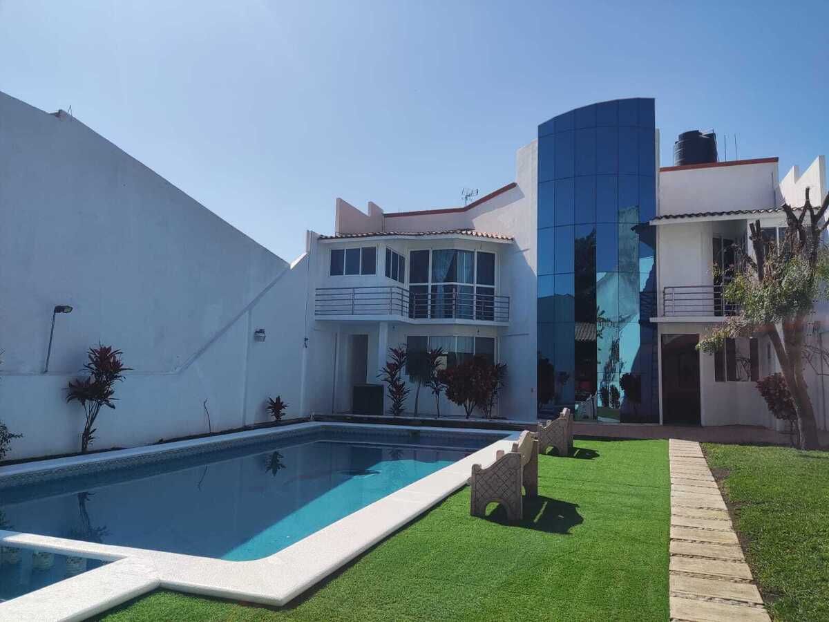Casa en venta, 5 recámaras, 6 baños — Residencia con hermosa alberca y jacuzzi , de 5 recámaras