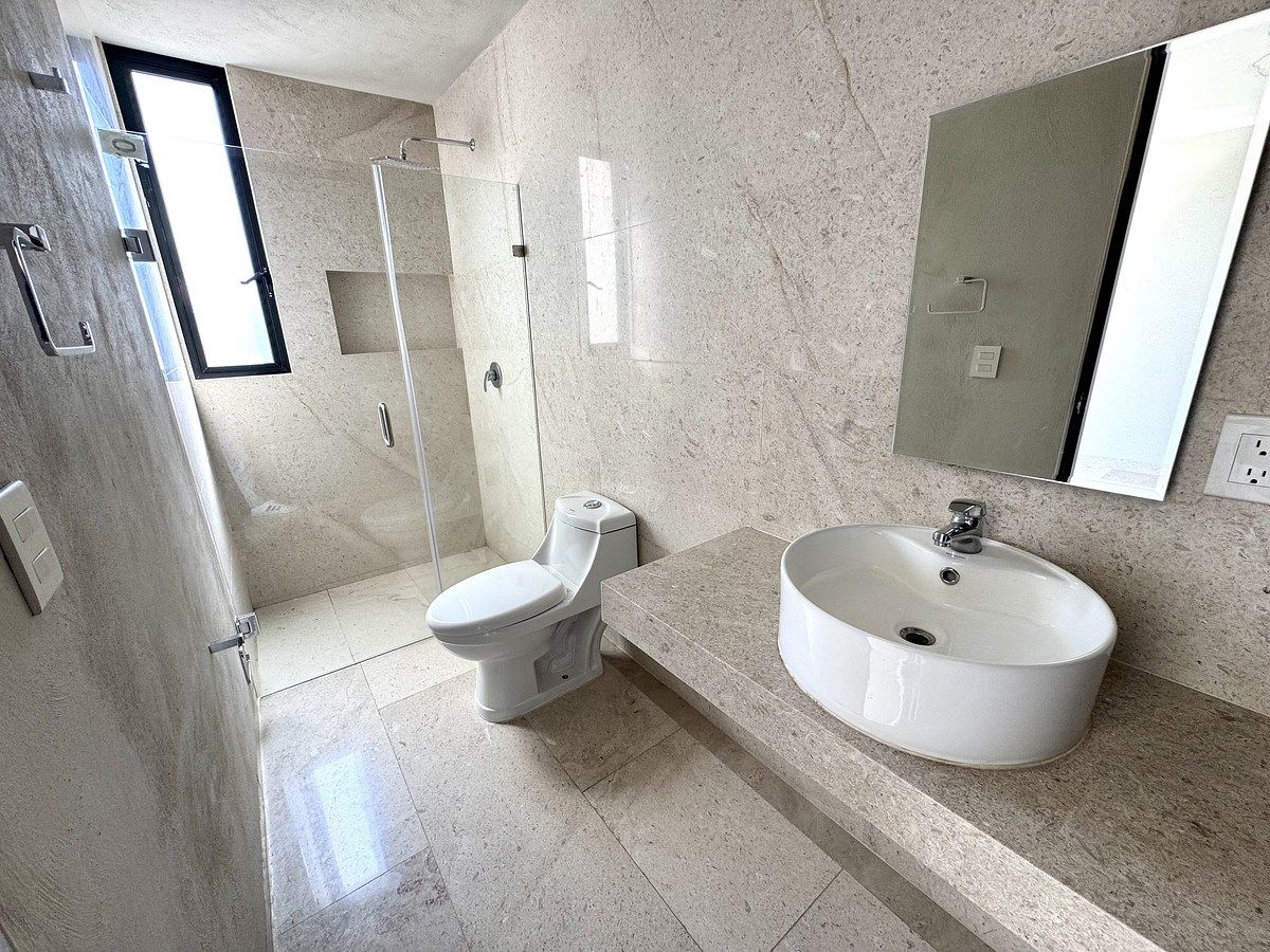 10 de 19: Baño completo principal