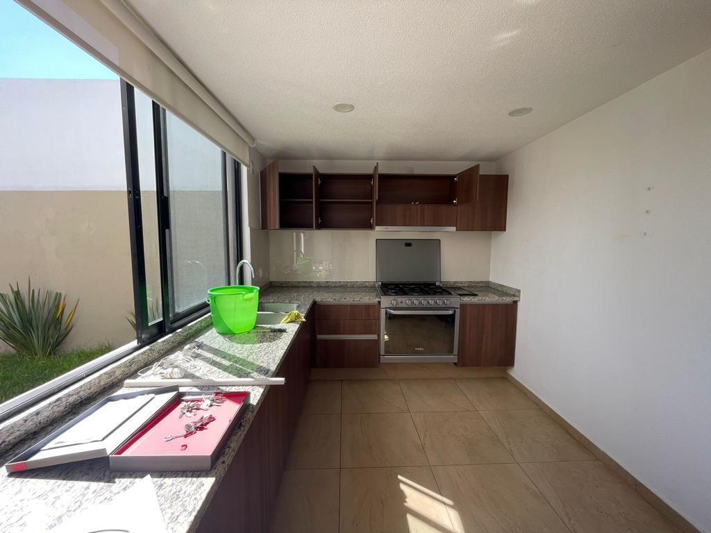 2 de 28: COCINA EQUIPADA