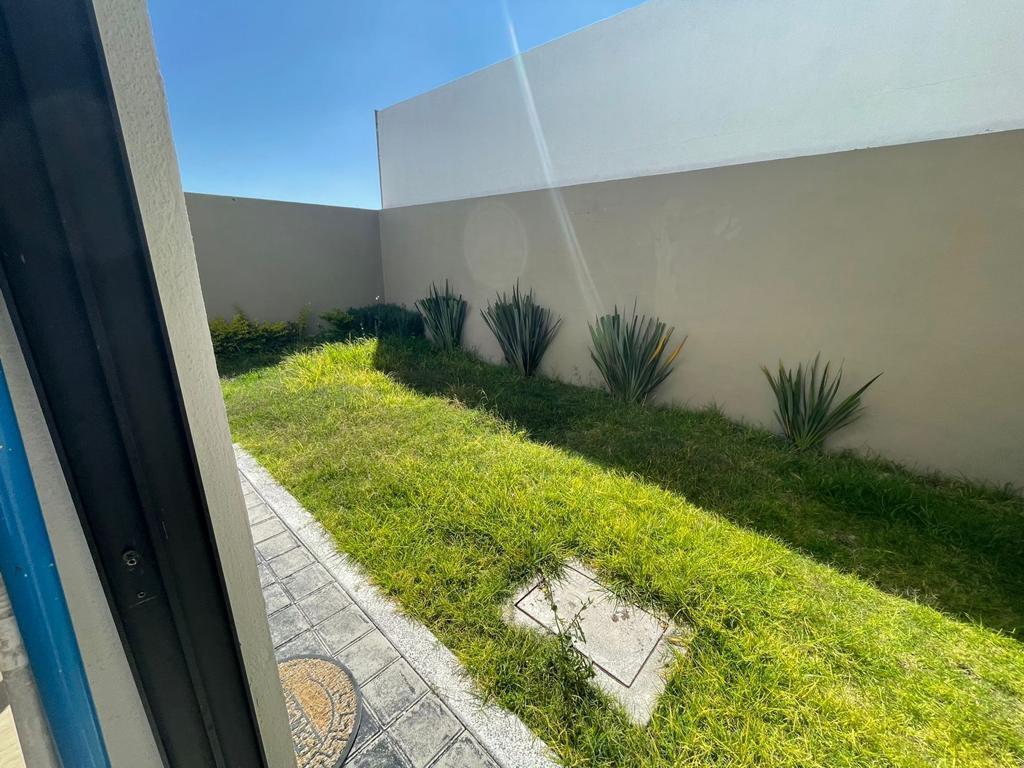 3 de 28: PATIO TRASERO