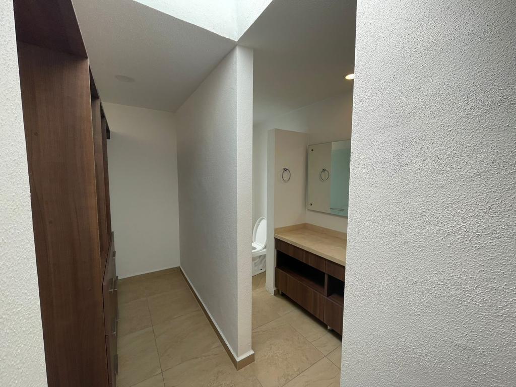 9 de 28: BAÑO Y VESTIDOR