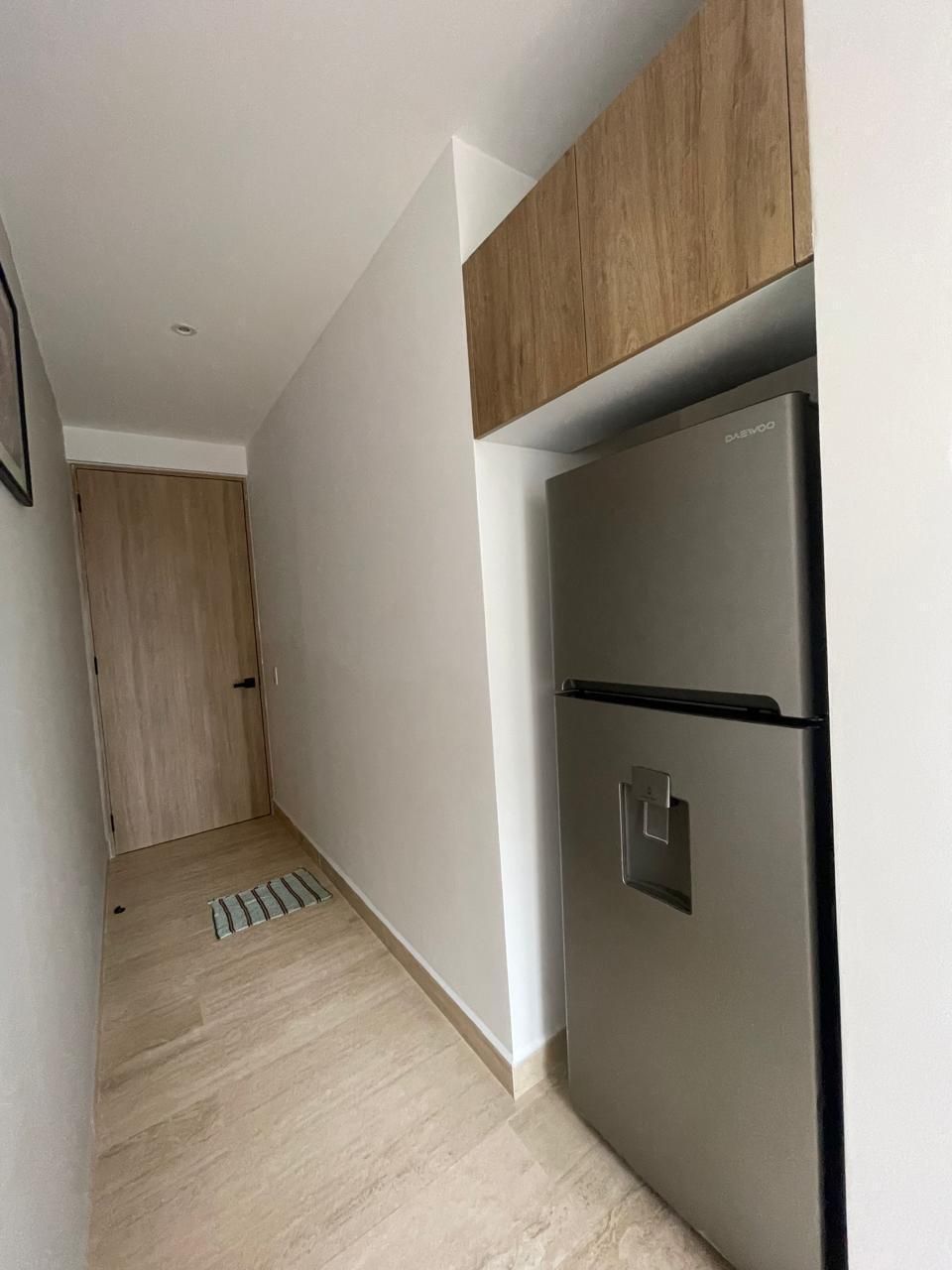 4 de 37: Pasillo y área de refrigerador