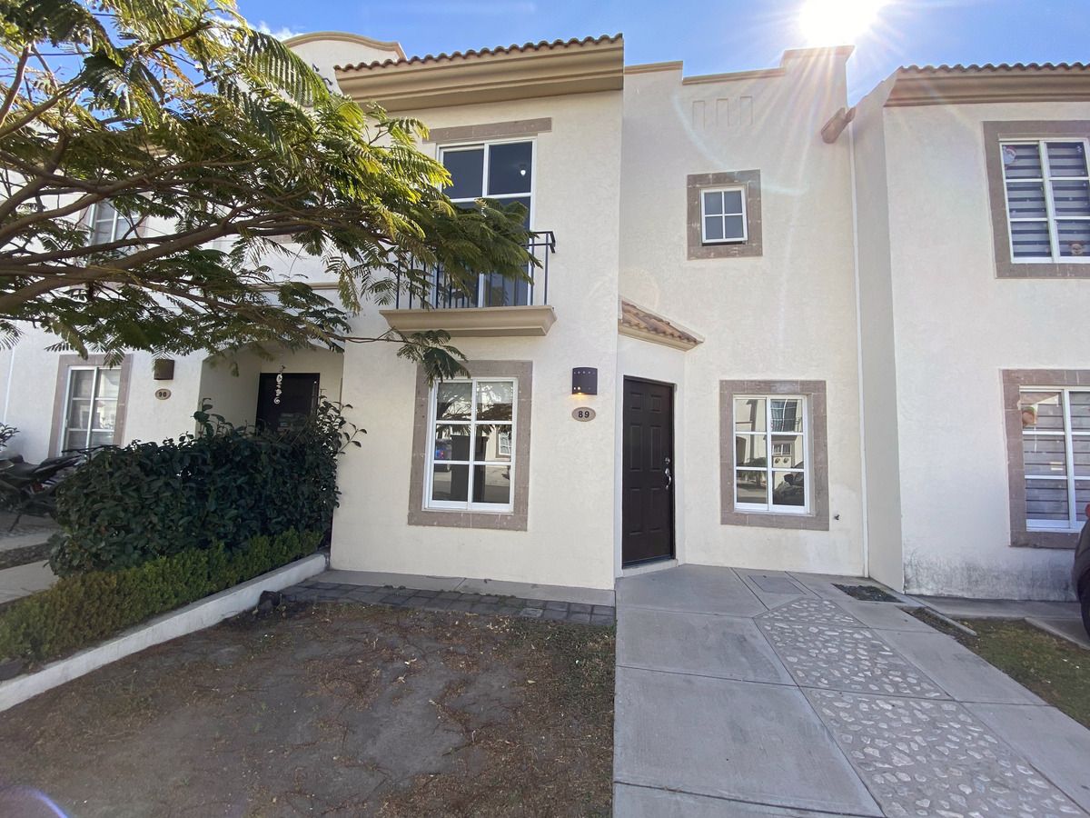 1 of 25: Fachada casa