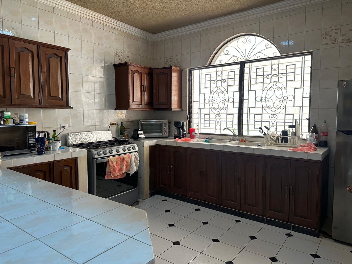 4 de 15: Amplia cocina con antecomedor