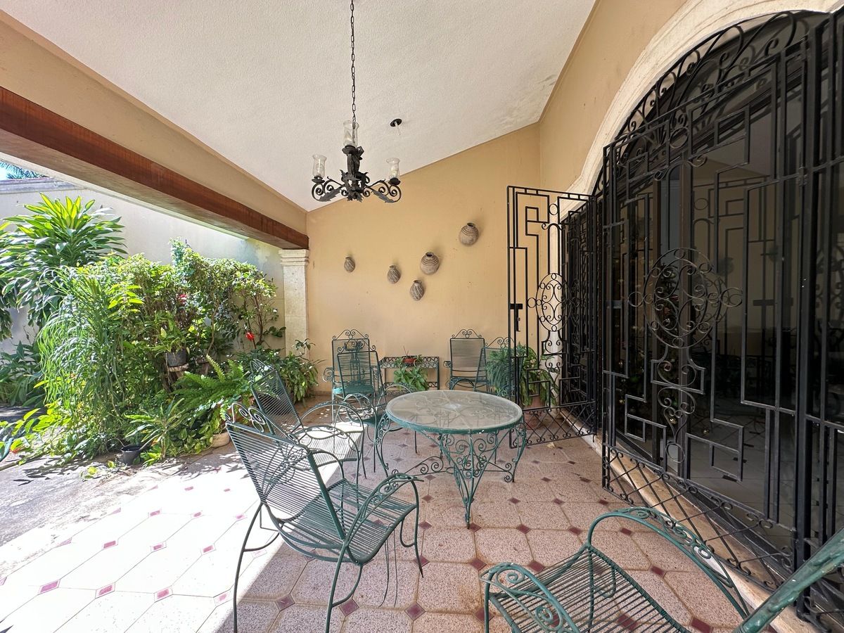 10 de 15: Terraza techada con jardín y alberca