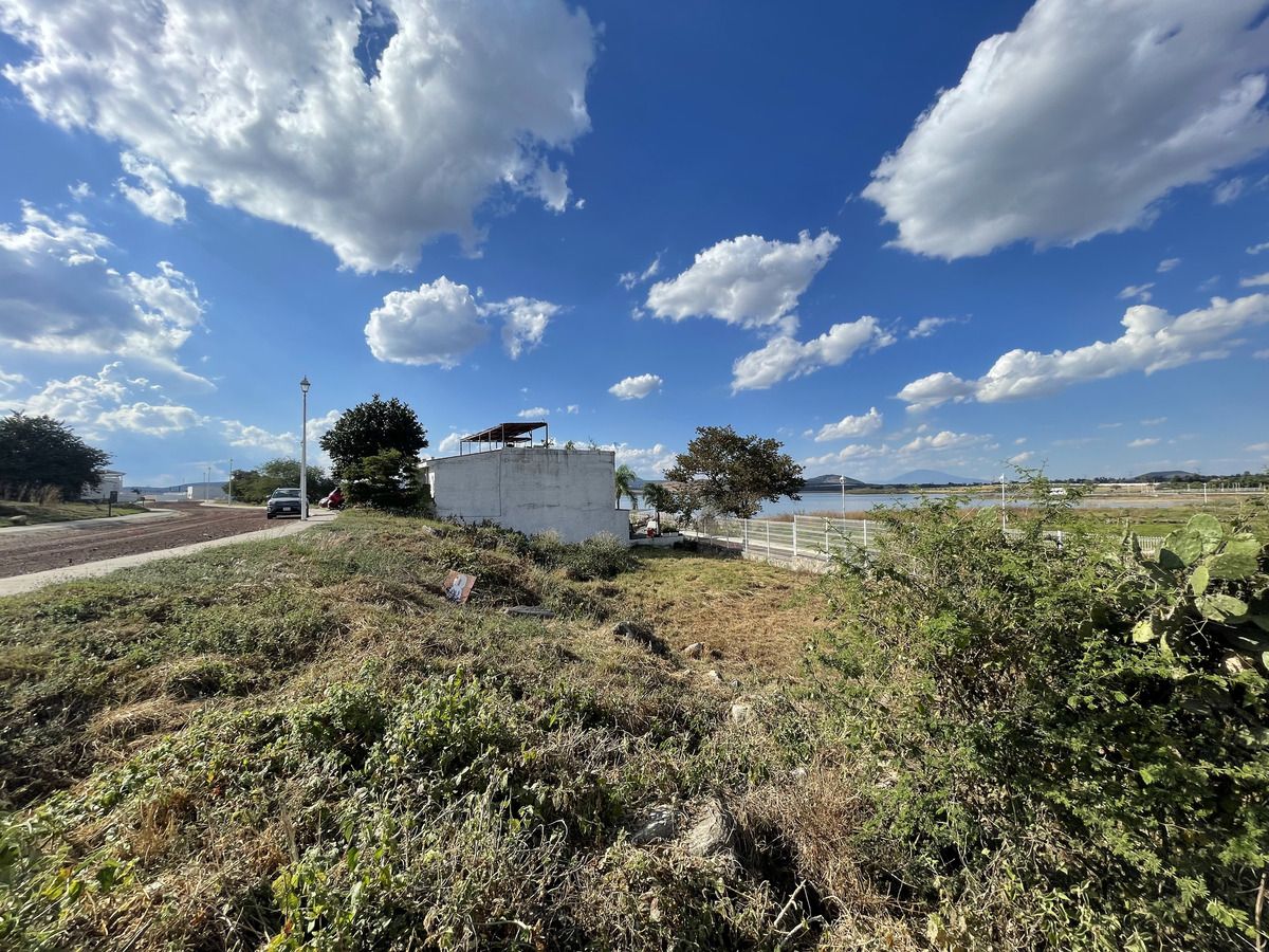 7 de 8: terreno con factibilidad para construir 3 pisos