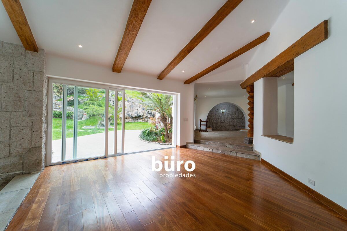 4 de 29: Gran Sala con Chimenea y Vista al Jardín.