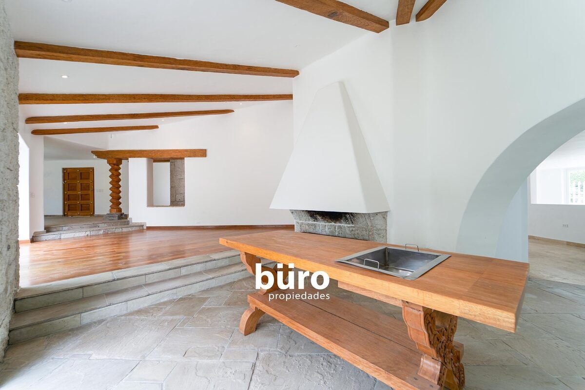 7 de 29: Amplia Sala con Chimenea.