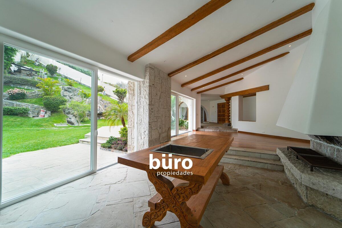 3 de 29: Gran Sala de 3 niveles con Vista al Jardín.