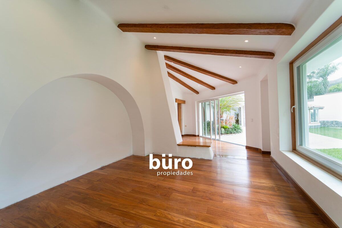 8 de 29: Dormitorio Principal con Acceso Directo al Jardín.