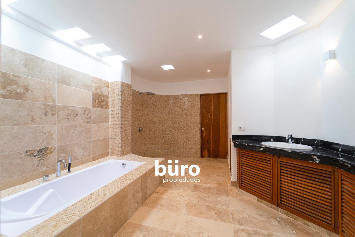 22 de 29: Baño Principal con Ducha, Tina y Dos Ovalines.