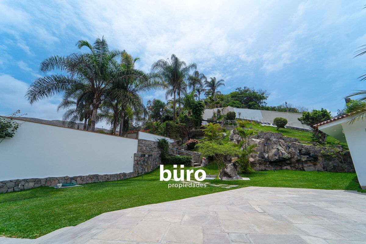 2 de 29: Amplio Jardín Elevado con Cascada.