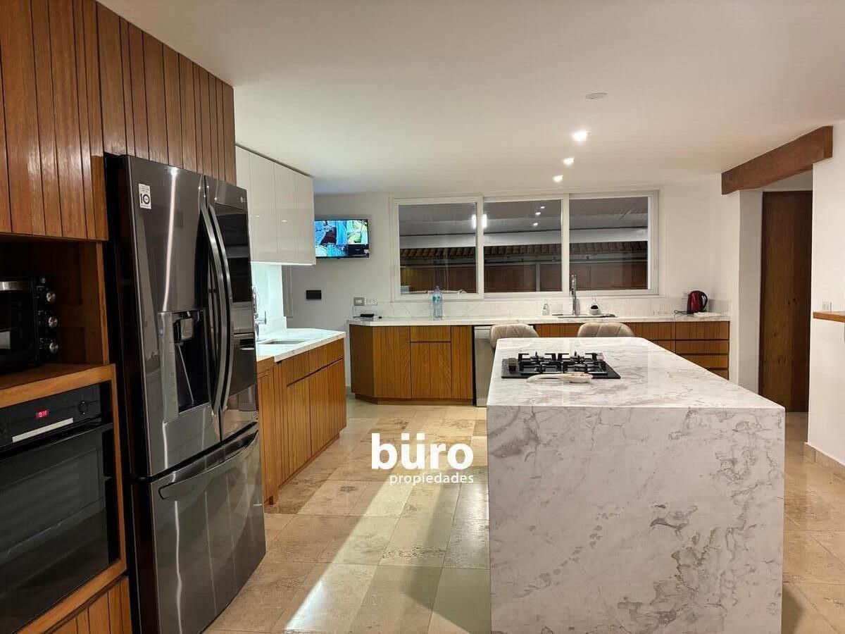 14 de 29: Amplia Cocina con Isla