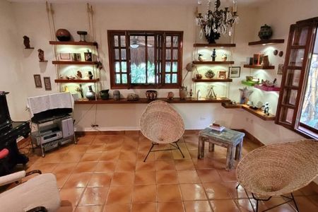 Quinta com bela vegetação para desfrutar ou desenvolver