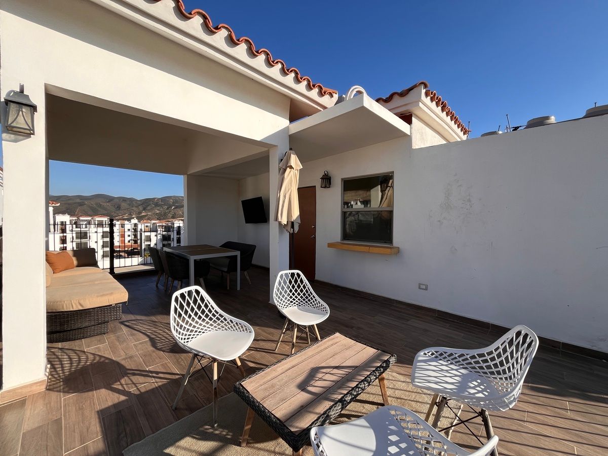 21 de 32: Amplia terraza con vista a las montañas por un lado.