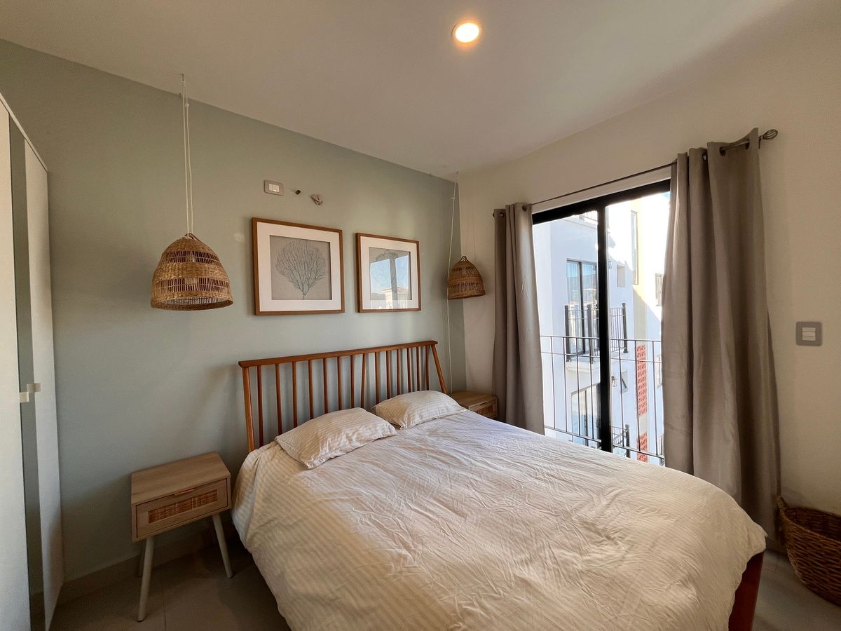 10 de 32: 1era, habitación. Cama queen, closet y muebles.