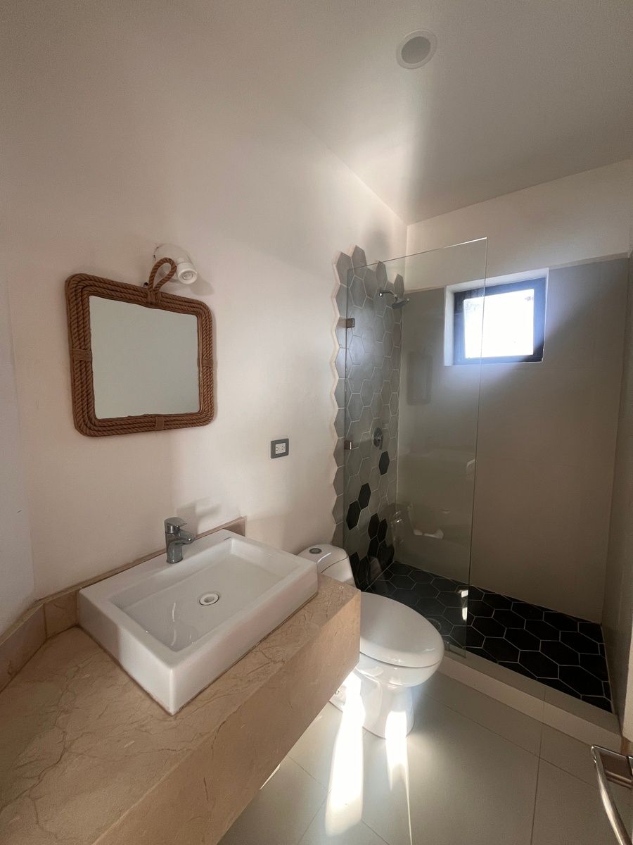 9 de 32: 1er baño completo, con detalles en azulejo.