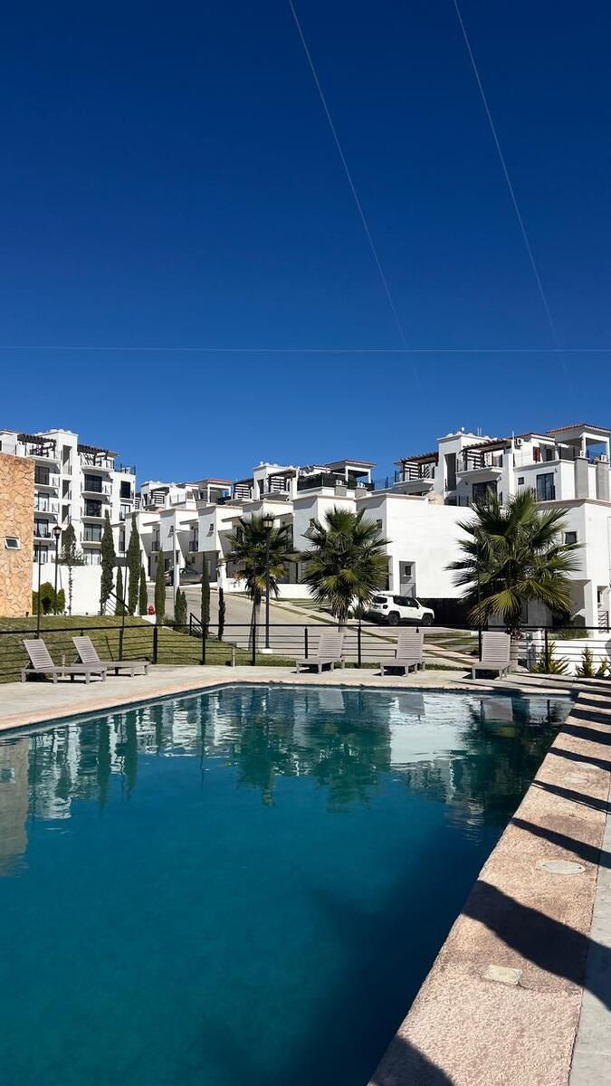 28 de 32: Piscina comunal.