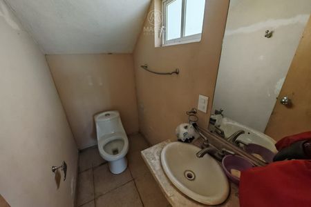 CASA À VENDA NA COL. TETELCINGO, CUAUTLA, MOR. COM UM AMPLo JARDIM.