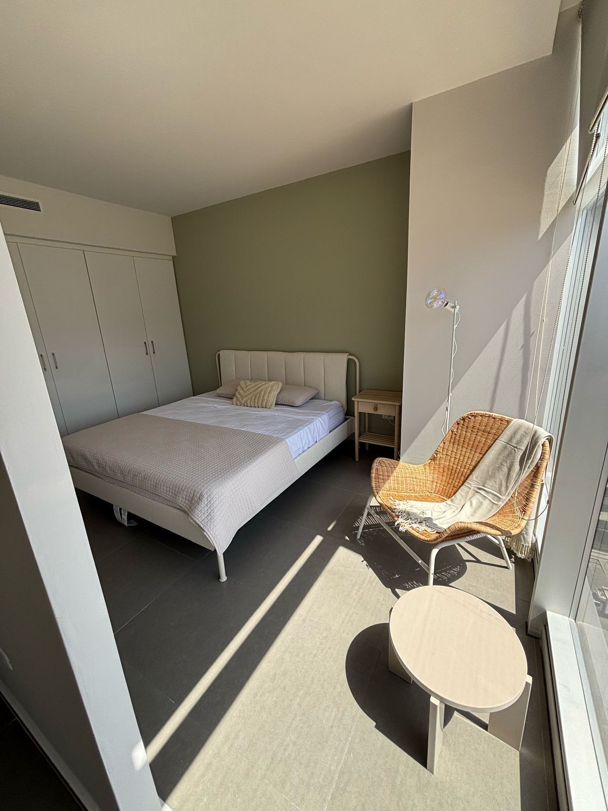 Cama , clóset y sillón, foto 2 de 22