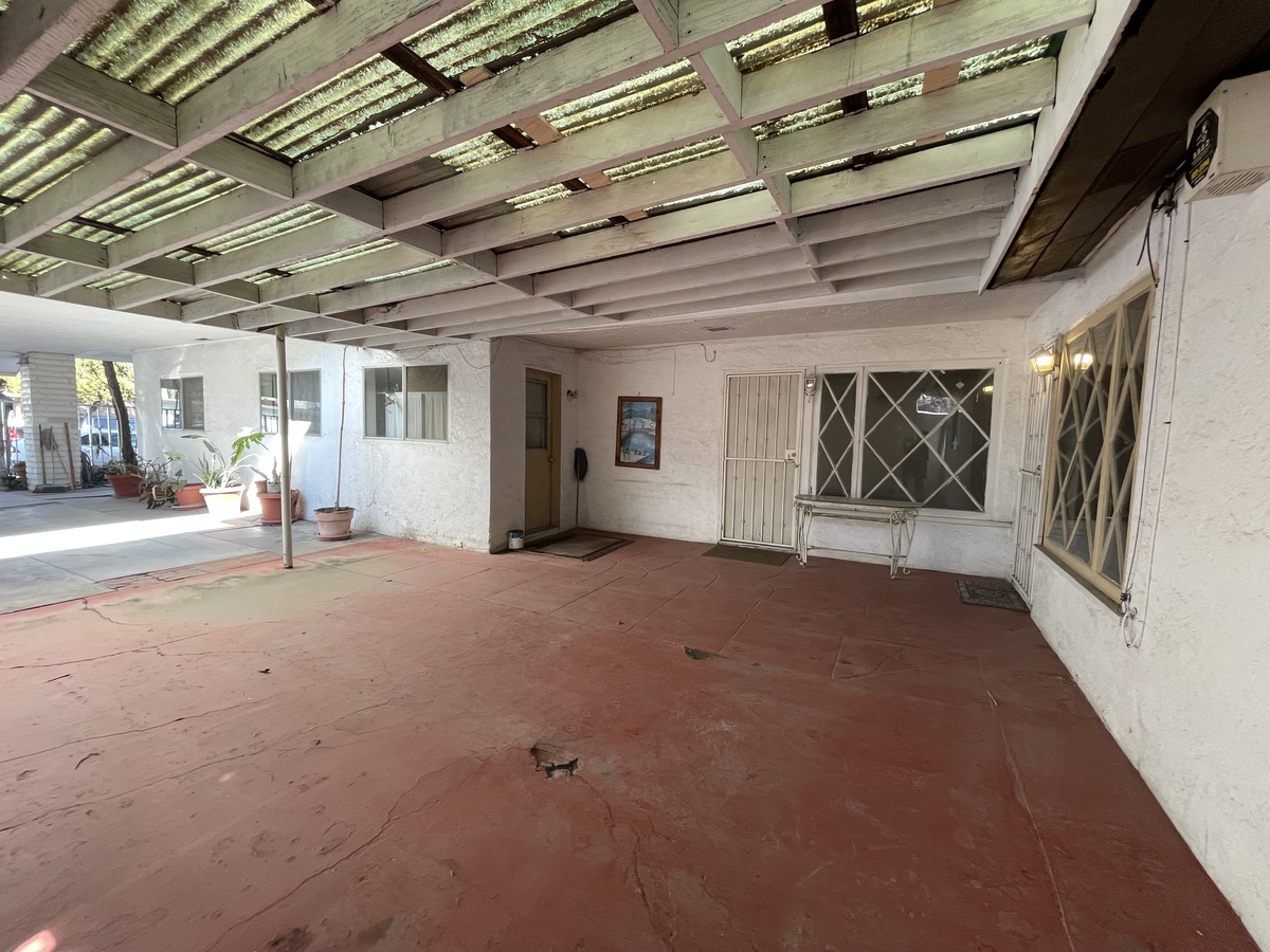 41 de 45: cochera casa y fachada departamento 1