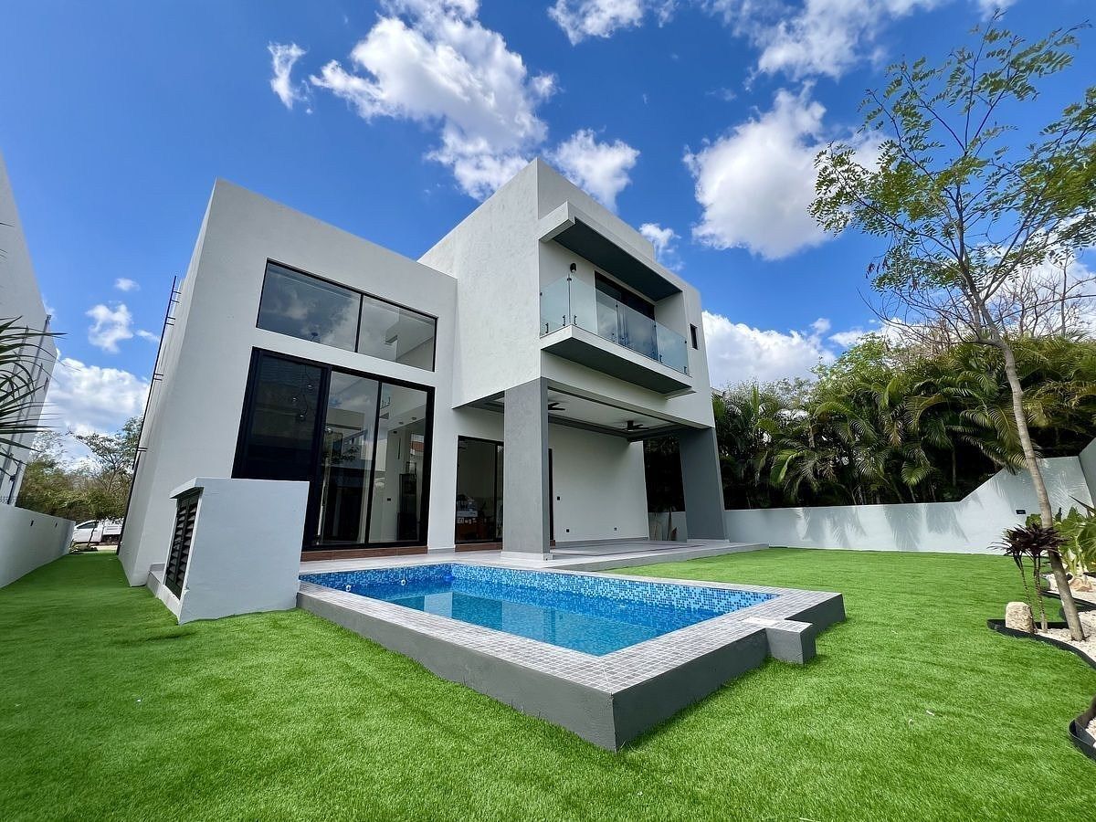 Casa en venta Mérida| Dentro de Yucatán Country Club| 4 habitaciones| 429.08 m², foto 1 de 16