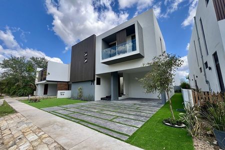 Casa en venta Mérida| Dentro de Yucatán Country Club| 4 habitaciones| 429.08 m²