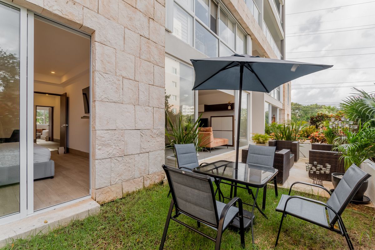 3 of 28: Jardín Privado