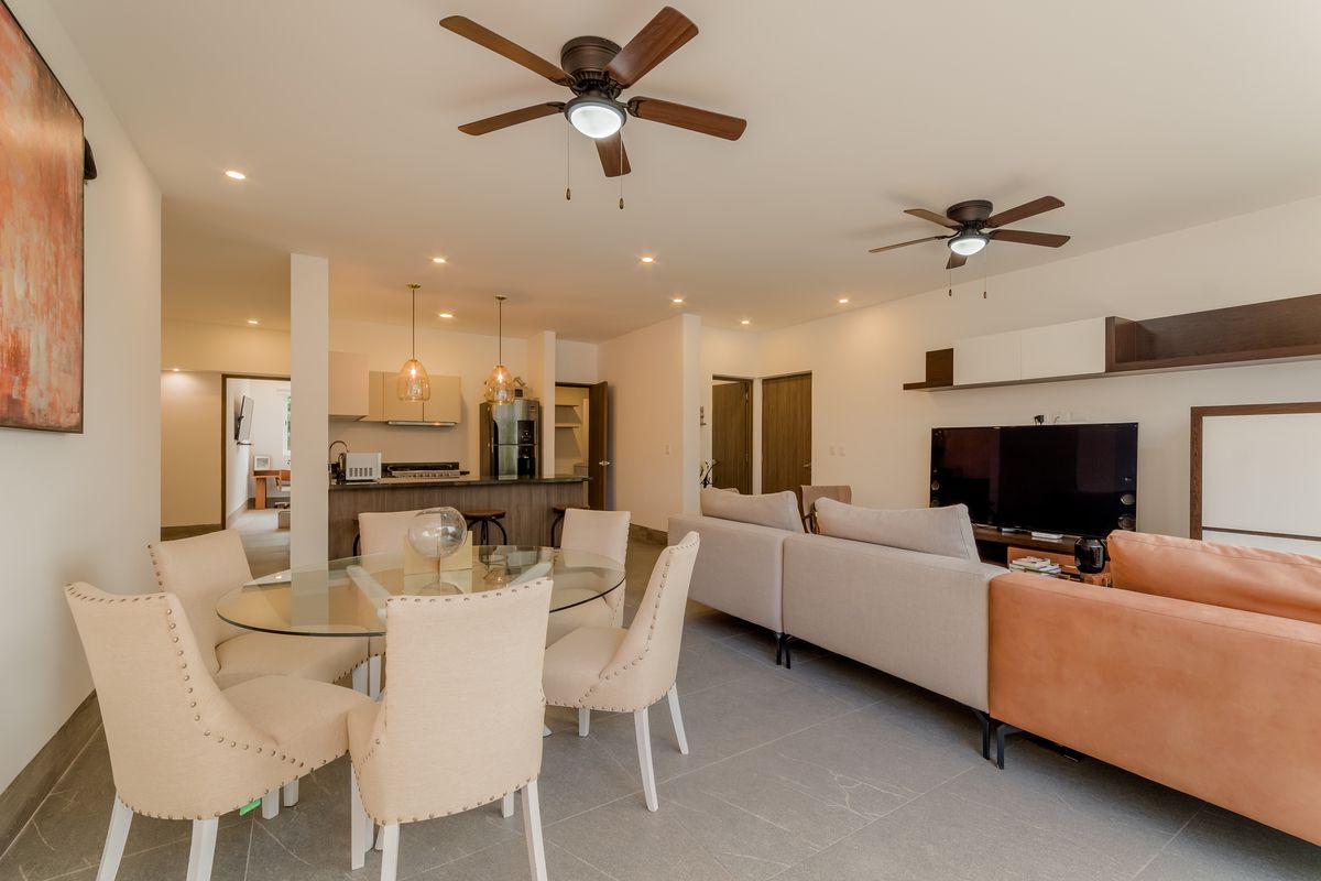 10 of 28: Sala Comedor