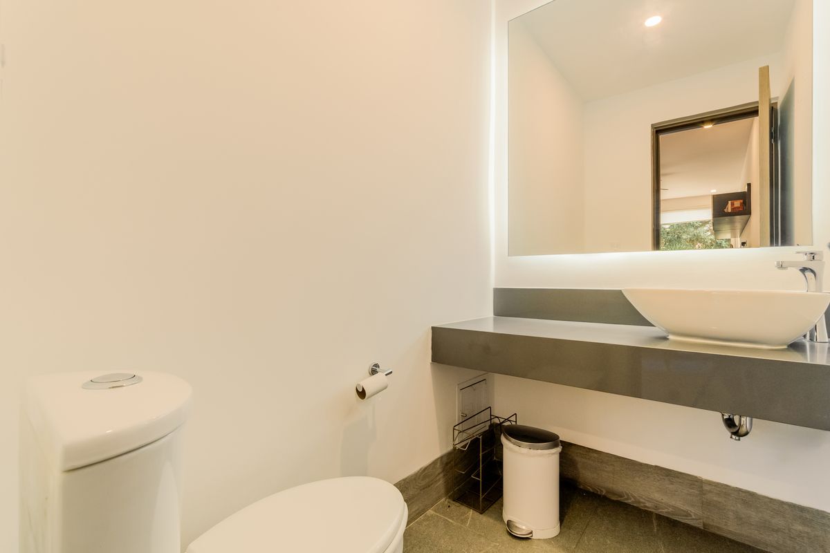 11 of 28: Medio Baño Visitas