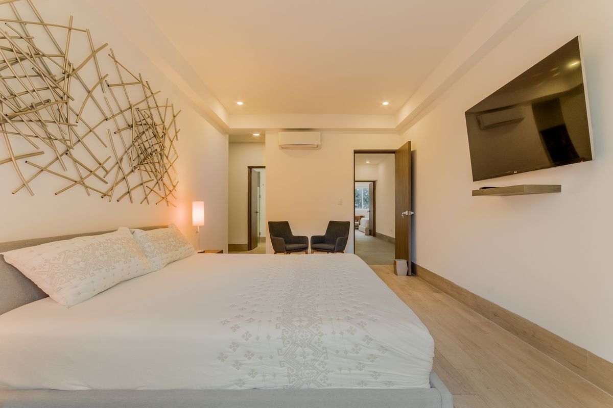 5 of 28: Recamara Principal Cama King