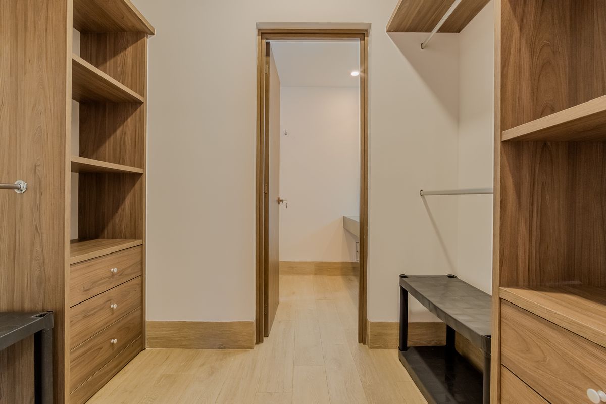 14 of 28: Vestidor Recamara Principal