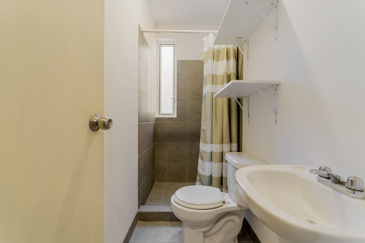 28 of 28: Baño de Servicio