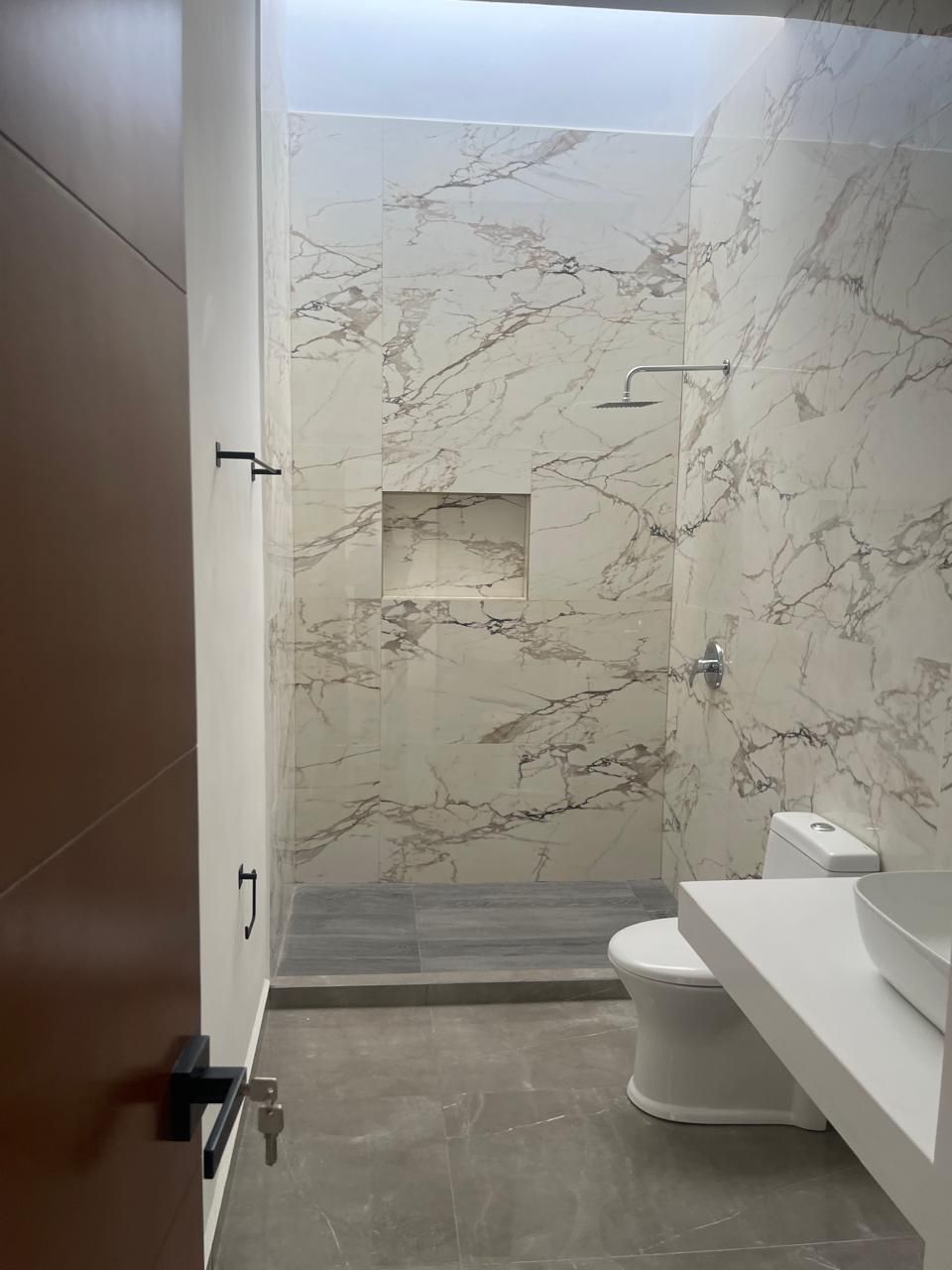 4 de 11: BAÑO EN RECAMARA PRINCIPAL