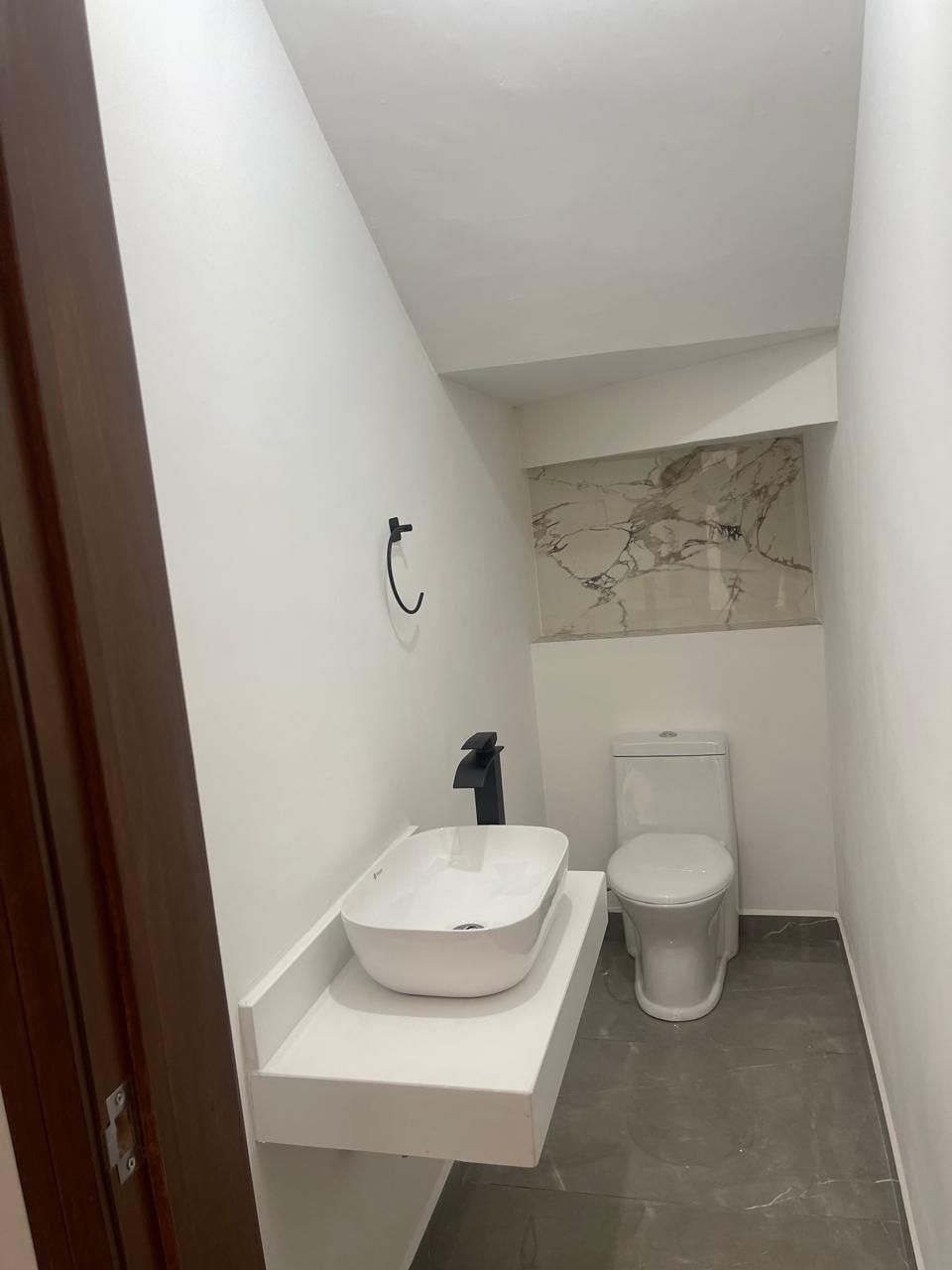 9 de 11: MEDIO BAÑO