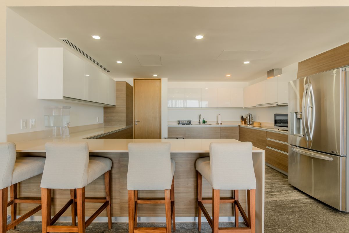 16 of 37: Cocina con Barra Desayunadora