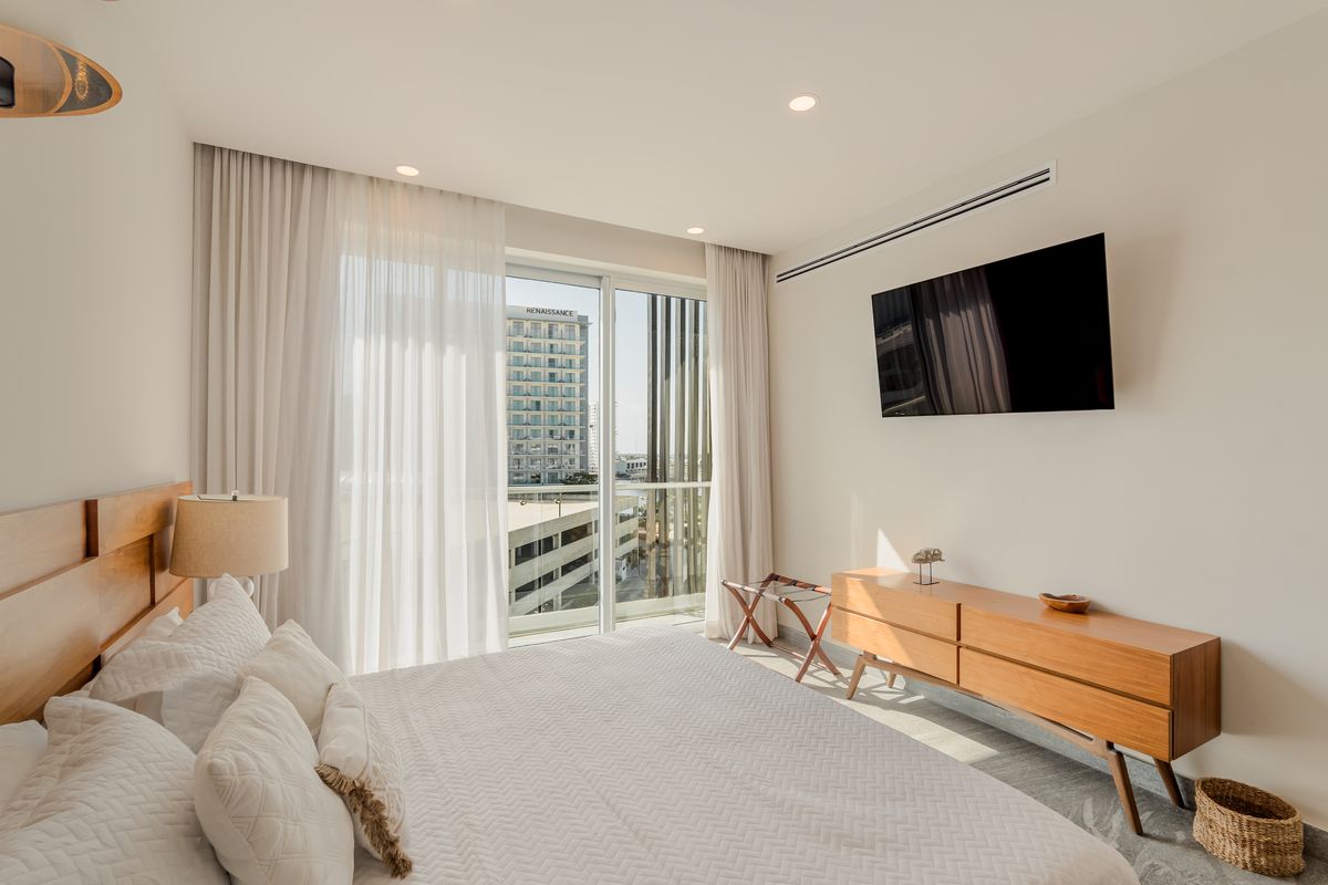 19 of 37: Segunda Recamara cama King