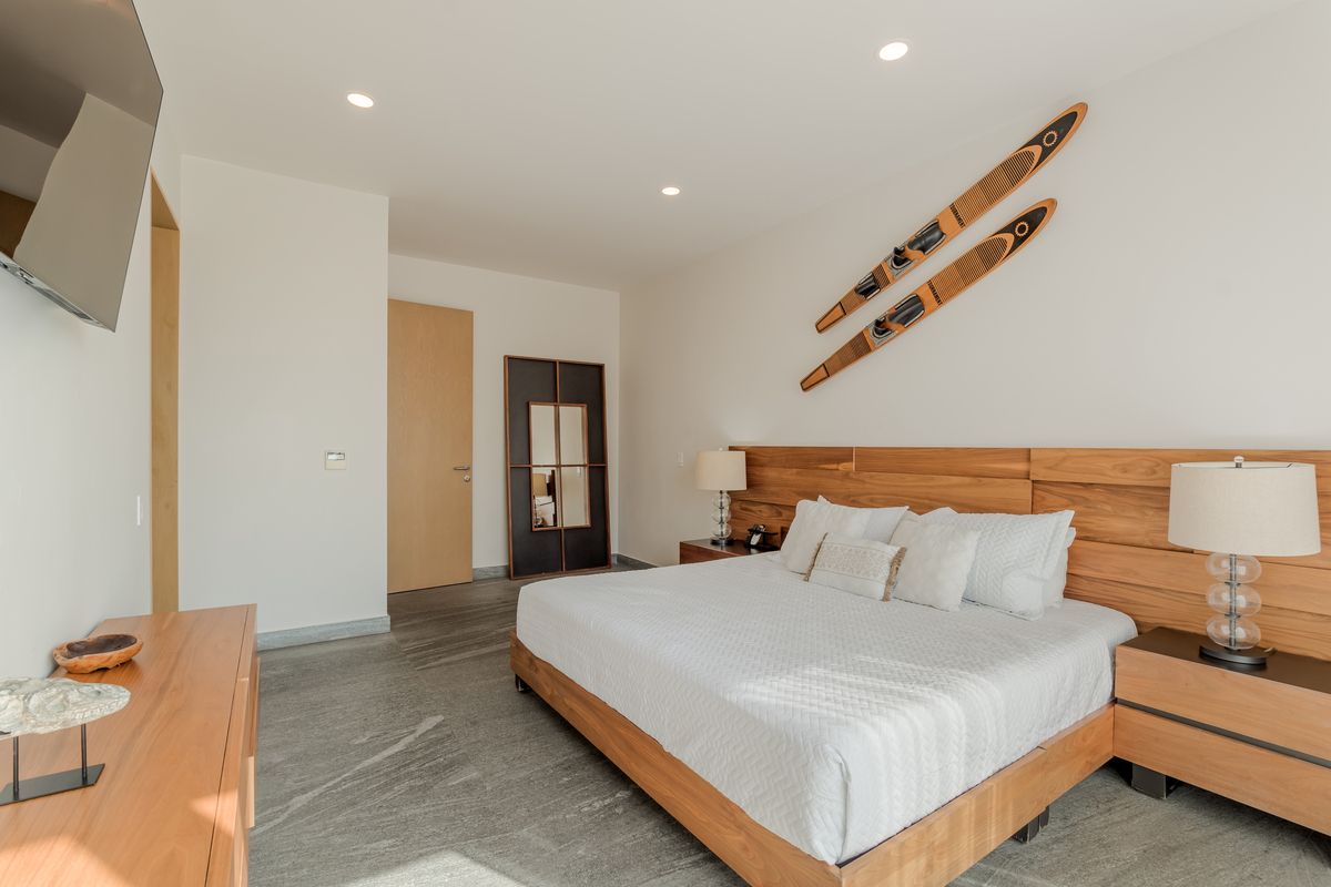 16 of 37: Segunda Recamara cama King