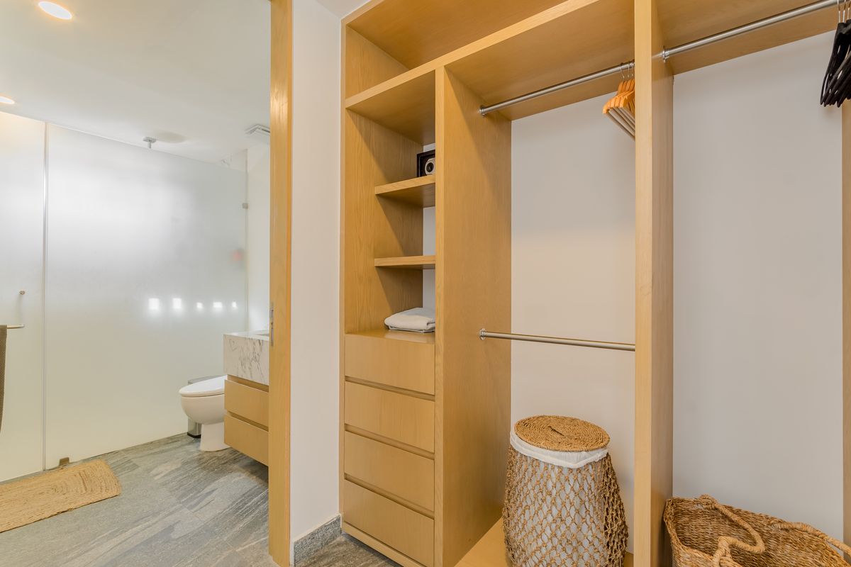 23 of 37: Vestidor Segunda Recamara