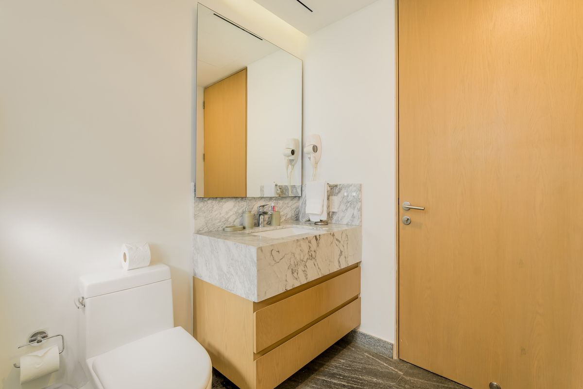 23 of 37: Baño segunda Recamara