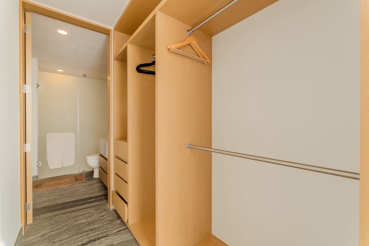 30 of 37: Vestidos tercera recamara