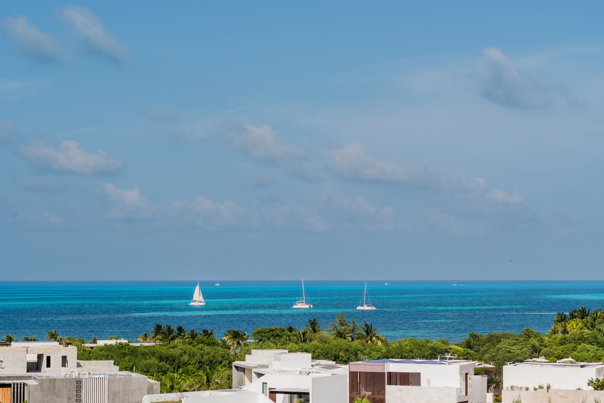 15 of 37: Vista desde el Balcon