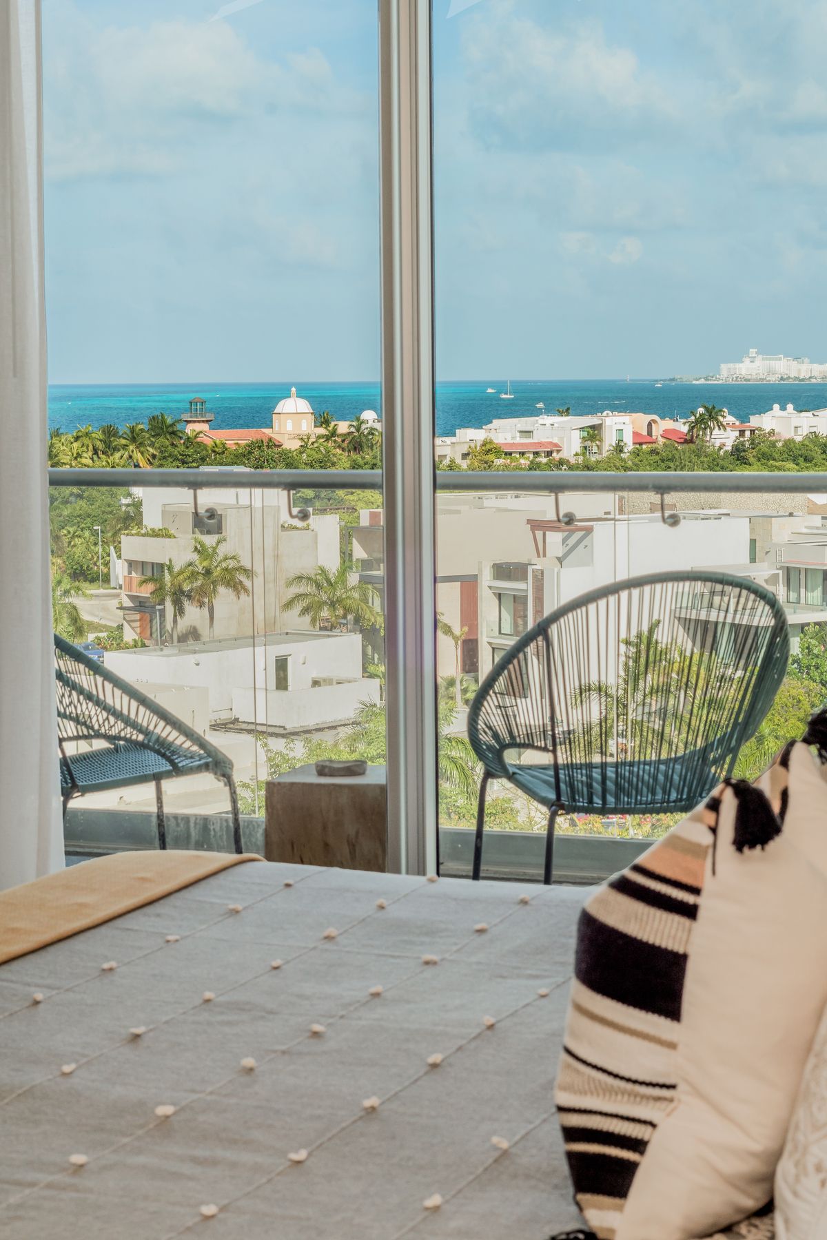 1 of 37: Vista desde la sala al Mar