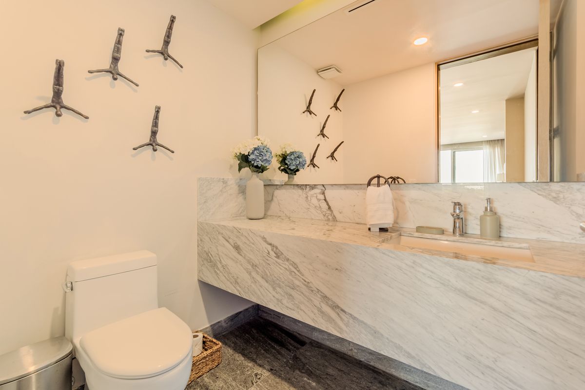 35 of 37: Medio baño Visitas