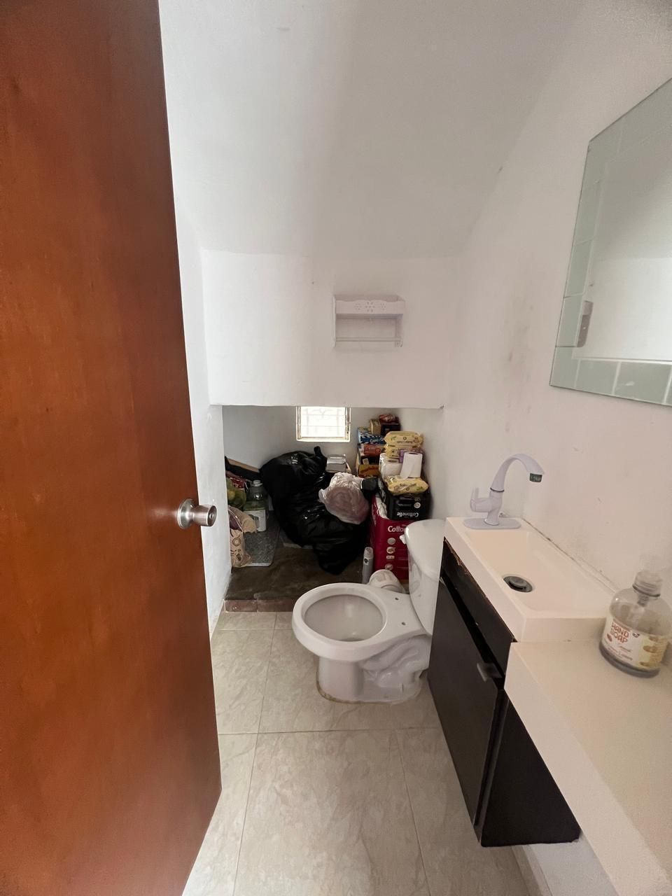 8 de 15: Medio baño de visitas